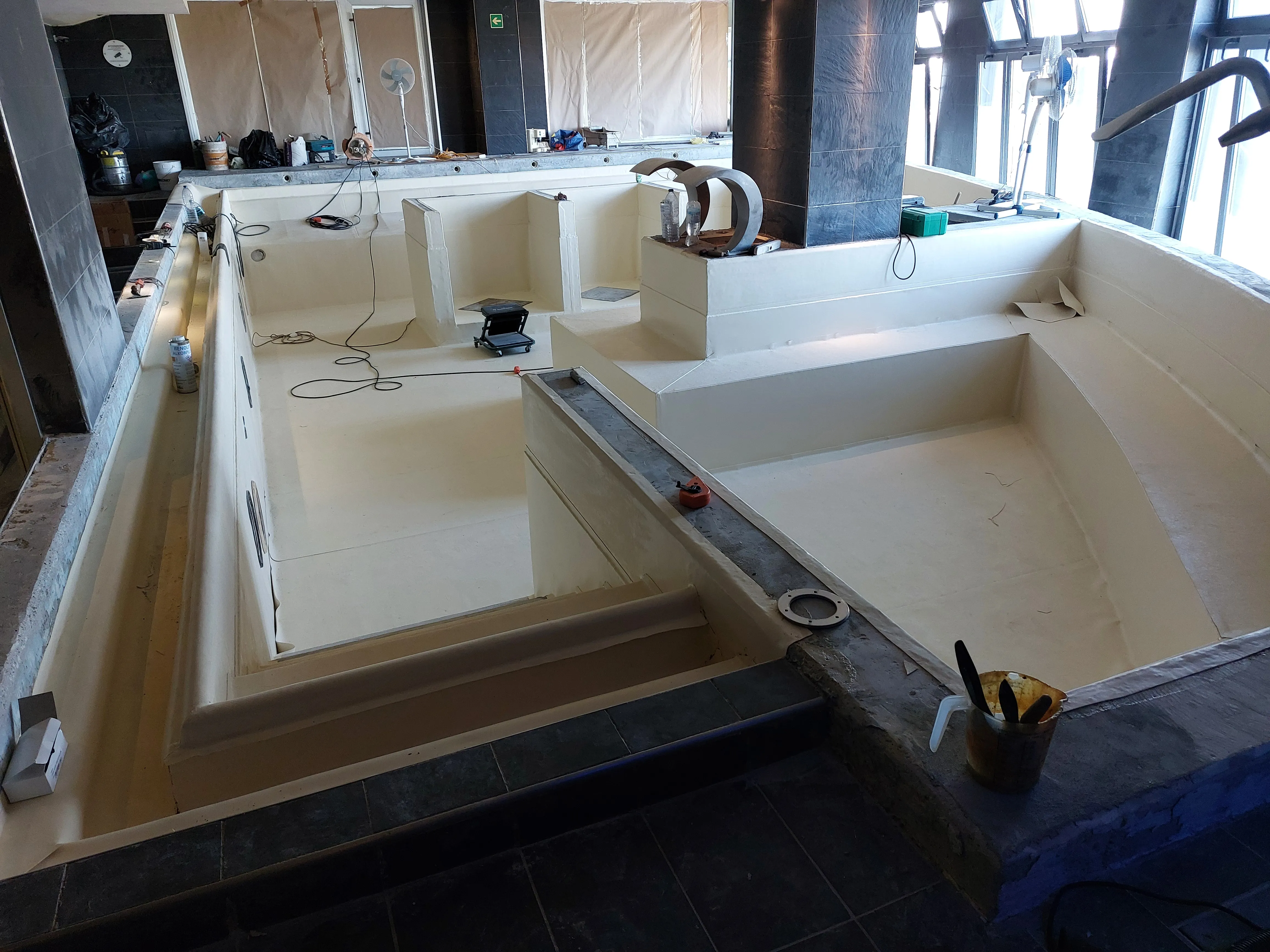 La posa del rivestimento — Kash Piscine cantiere