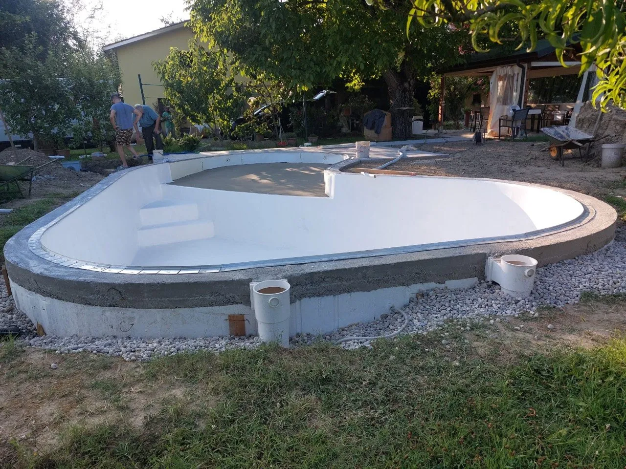 Fase di costruzione — forma libera — Kash Piscine