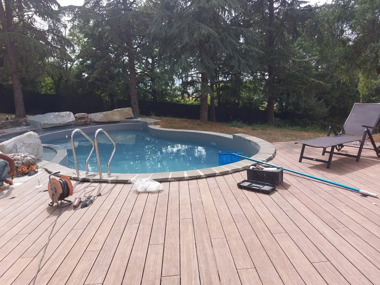 Piscina con deck in legno composito — Kash Piscine