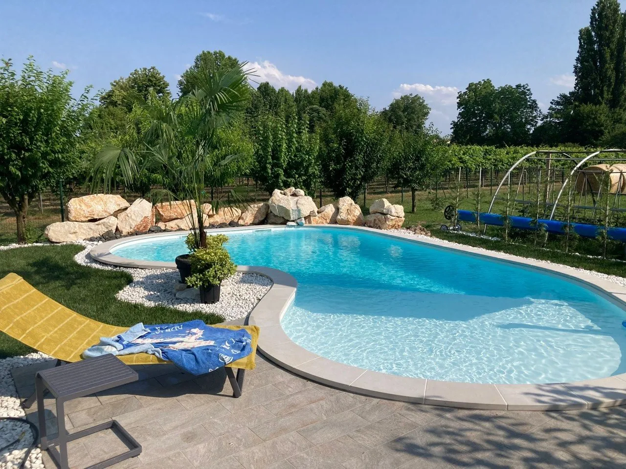 Piscina a forma libera con rocce — Kash Piscine