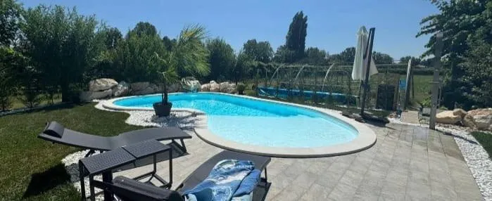 Piscina a forma libera — vista aerea — Kash Piscine