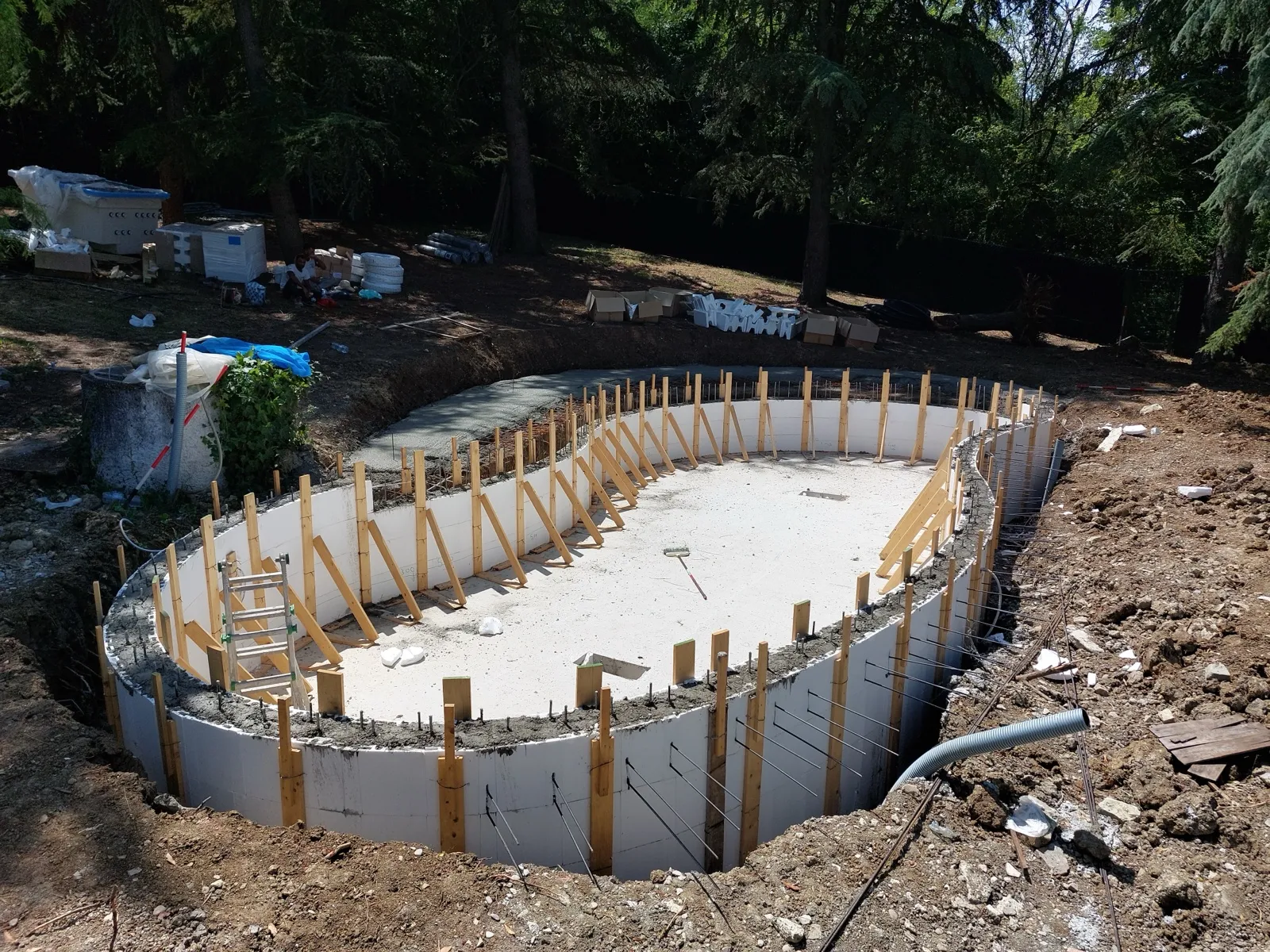 Piscina a forma libera — Kash Piscine costruzione e manutenzione piscine
