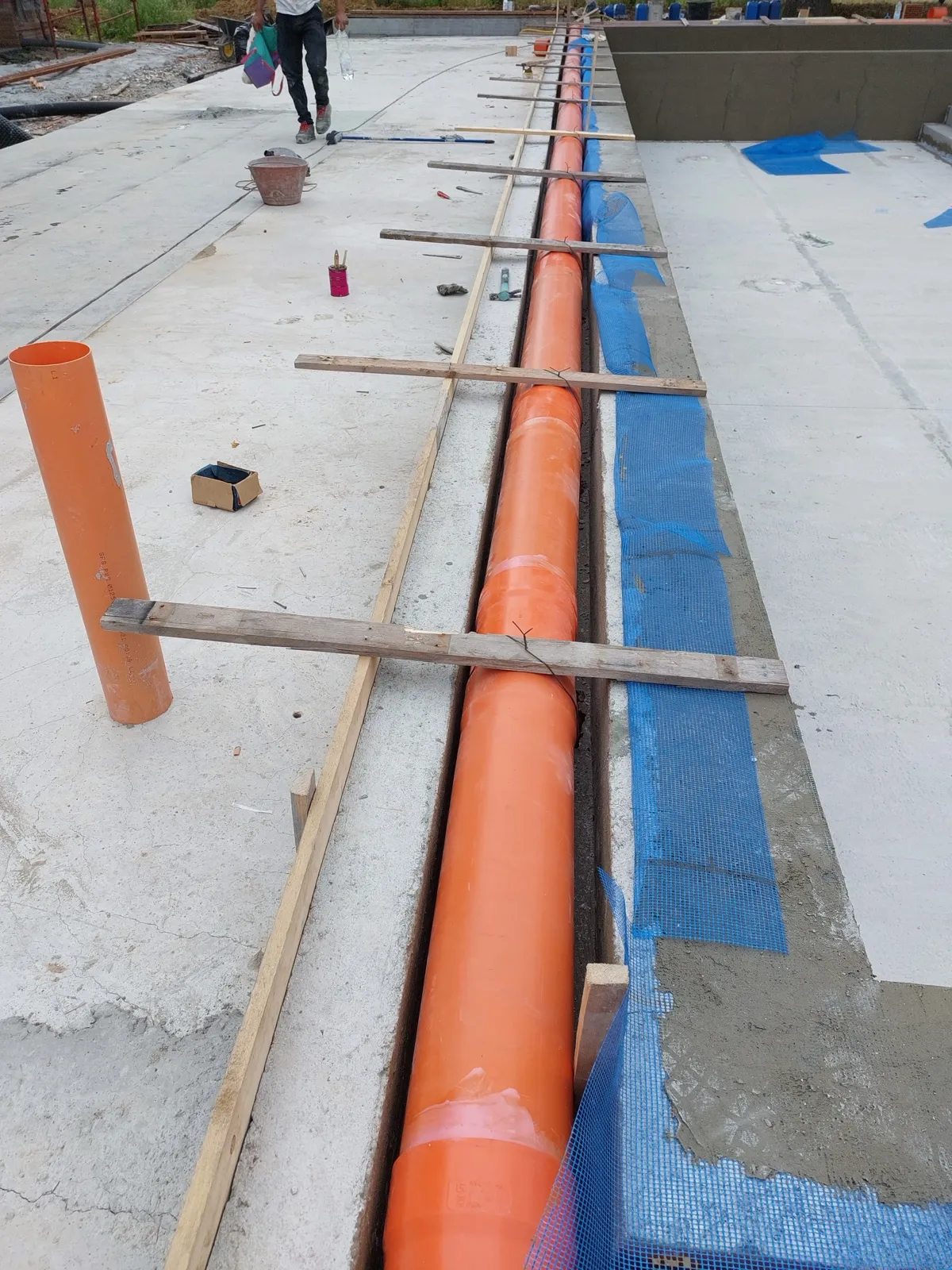 Piscina a sfioro — dettaglio bordo — Kash Piscine