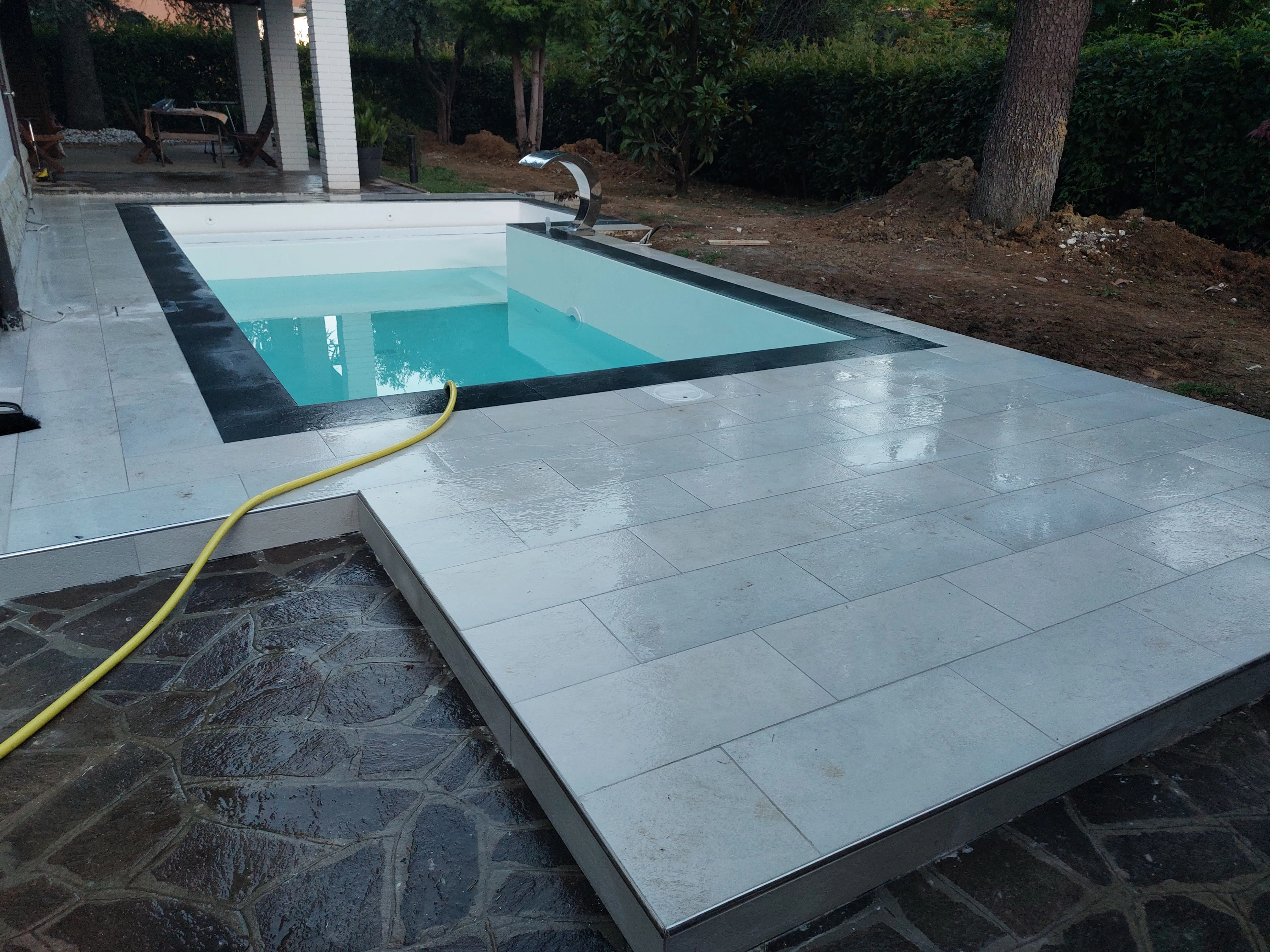 Piscina a skimmer — area relax — Kash Piscine