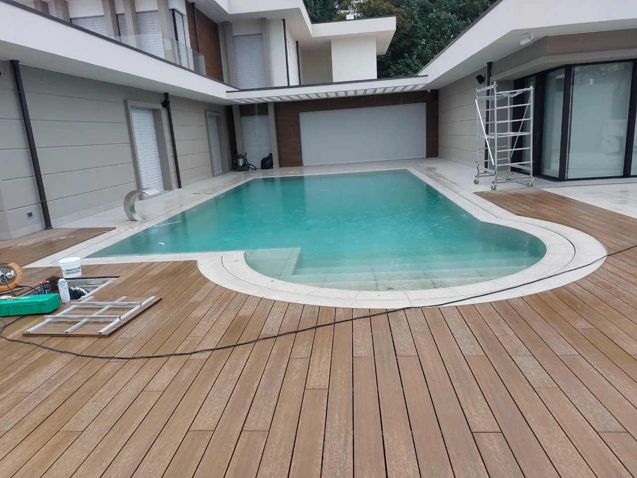 Piscina privata con deck in legno — Kash Piscine